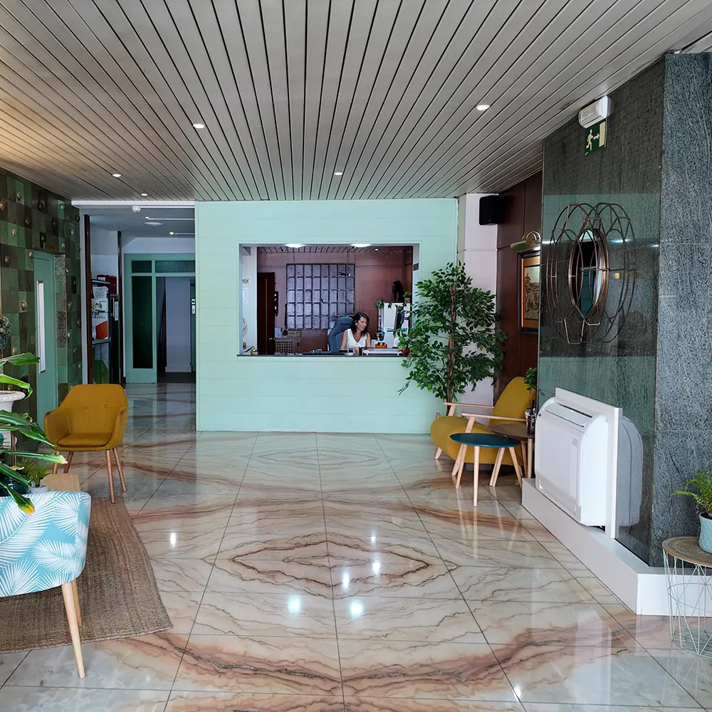 Recepción horas Hotel Marqués de Santillana en el centro de Torrelavega